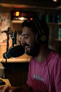 Mareke haciendo radio